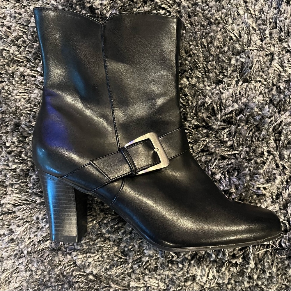 🌷PREDICTIONS BLACK HEELED BOOT WITH SILVER BUCKLE SIZE 7.5🌷